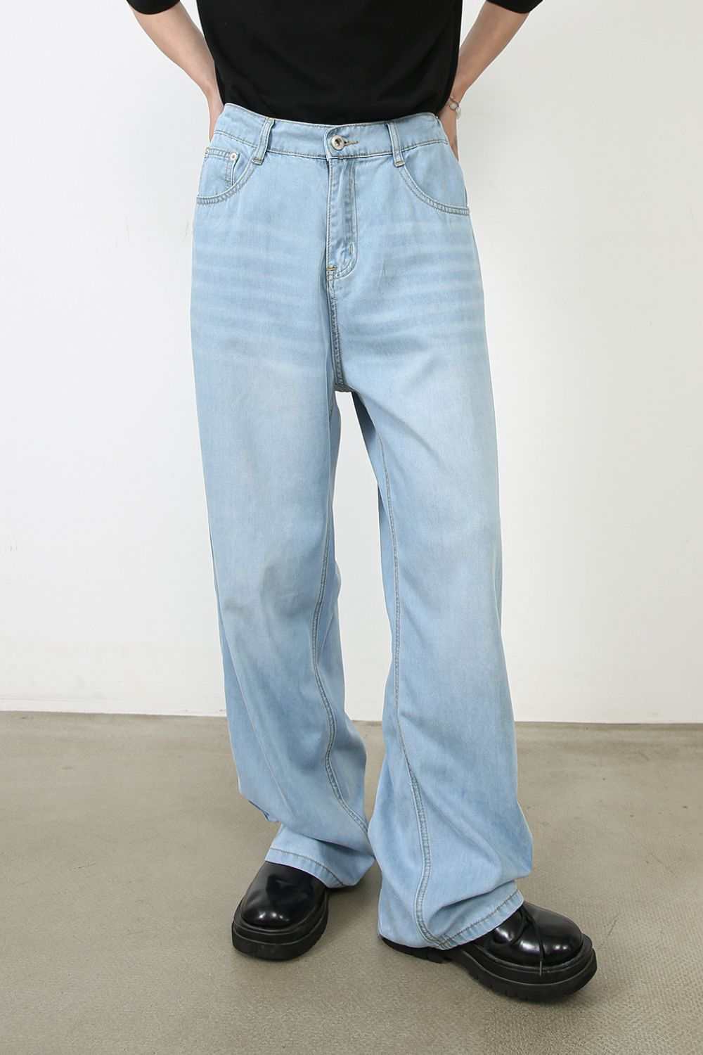 Men's mid rise jeans with pockets in light blue.